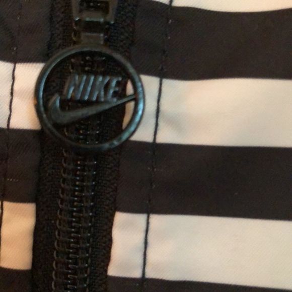 Nike Women’s Black/White Stripe woven full-zip jacket - Picture 6 of 10